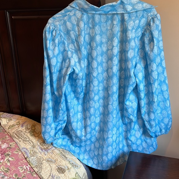 NWOT Basico long sleeve button up top tiny gathered  sleeves at wrist. - Picture 2 of 2